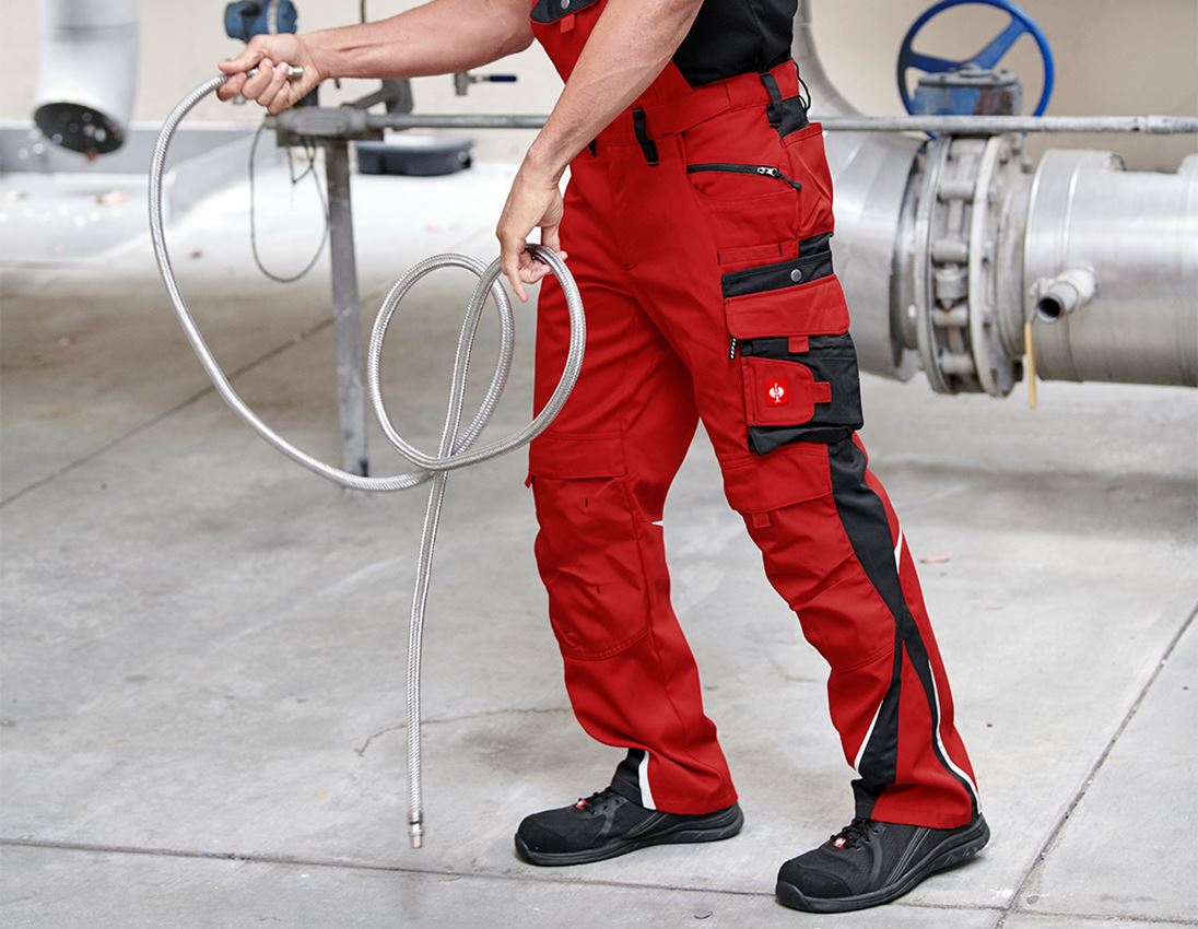 Pracovné nohavice: Nohavice s náprsenkou e.s.motion + červená/čierna 1