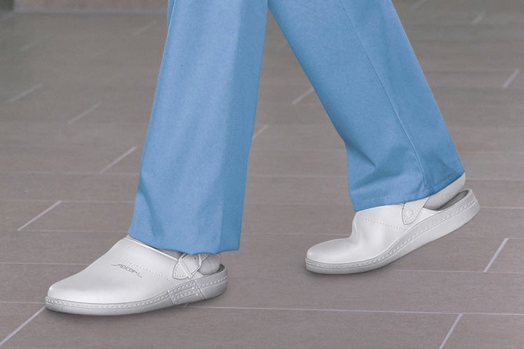 Biela pracovná obuv pre zdravotníctvo a ošetrovateľstvo